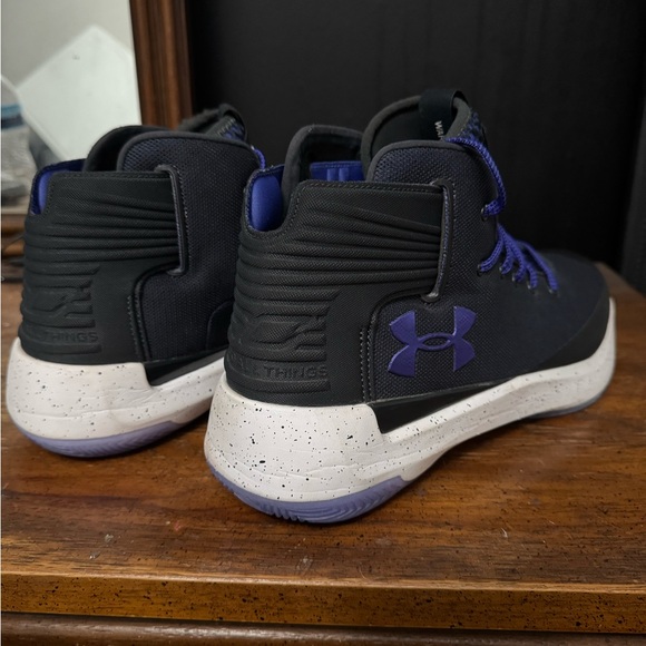Sold
Stephen Curry Under Armour
Curry 3Zero
White / Purple / Blue
Size 13 - Picture 6 of 7